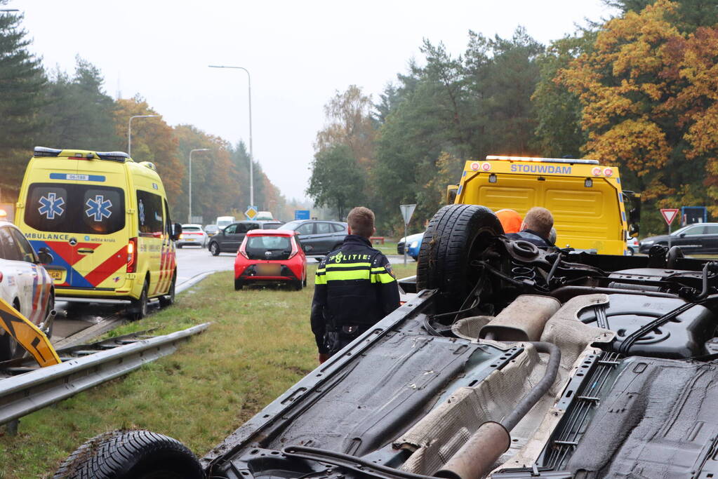 Auto vliegt over vangrail en belandt op kop