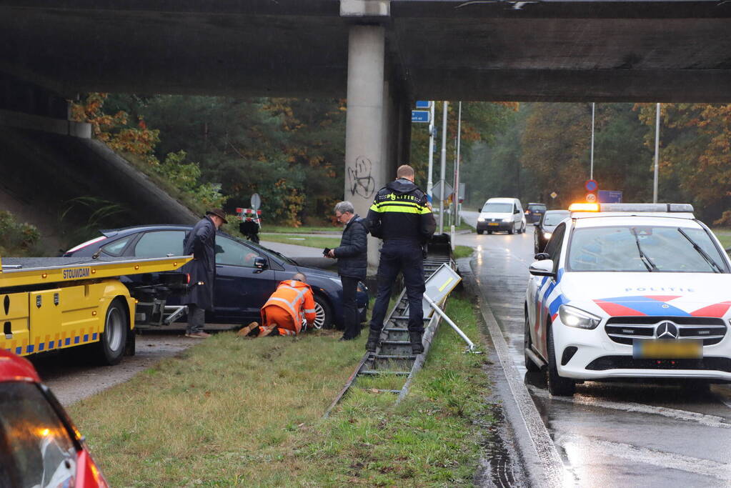 Auto vliegt over vangrail en belandt op kop