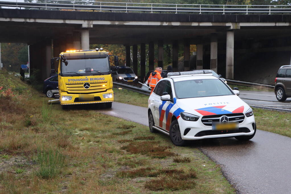 Auto vliegt over vangrail en belandt op kop