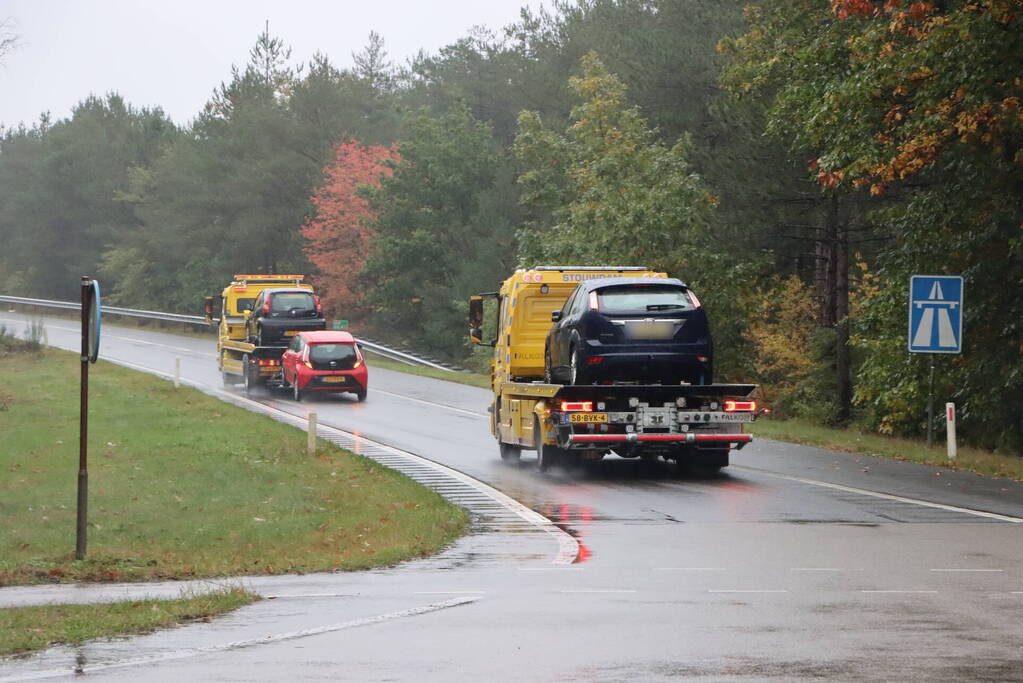 Auto vliegt over vangrail en belandt op kop