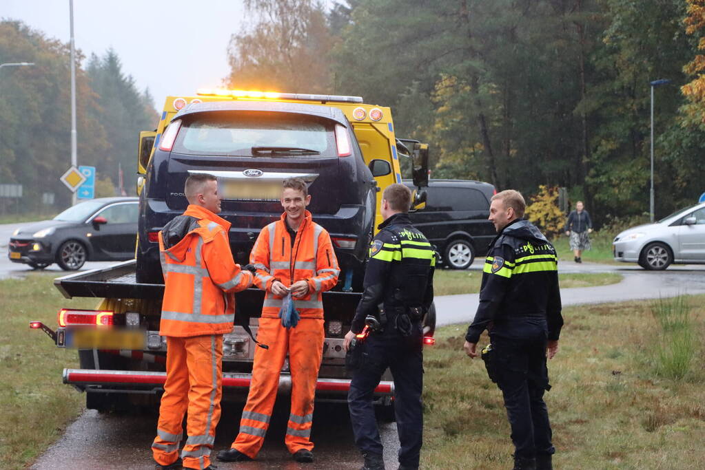 Auto vliegt over vangrail en belandt op kop