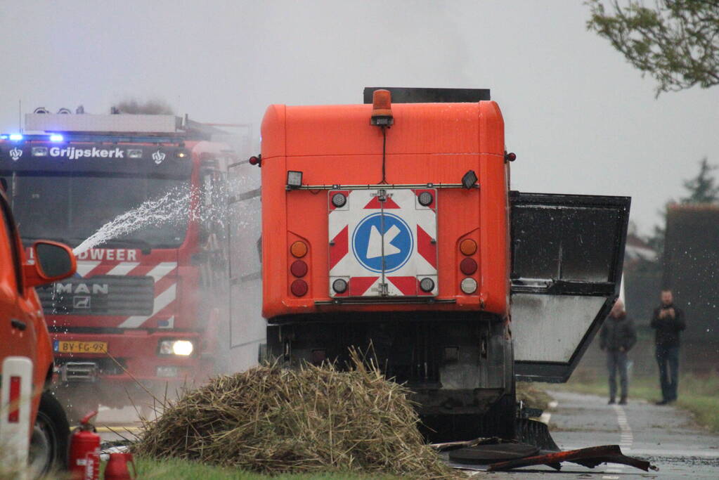 Brandende veegwagen geblust