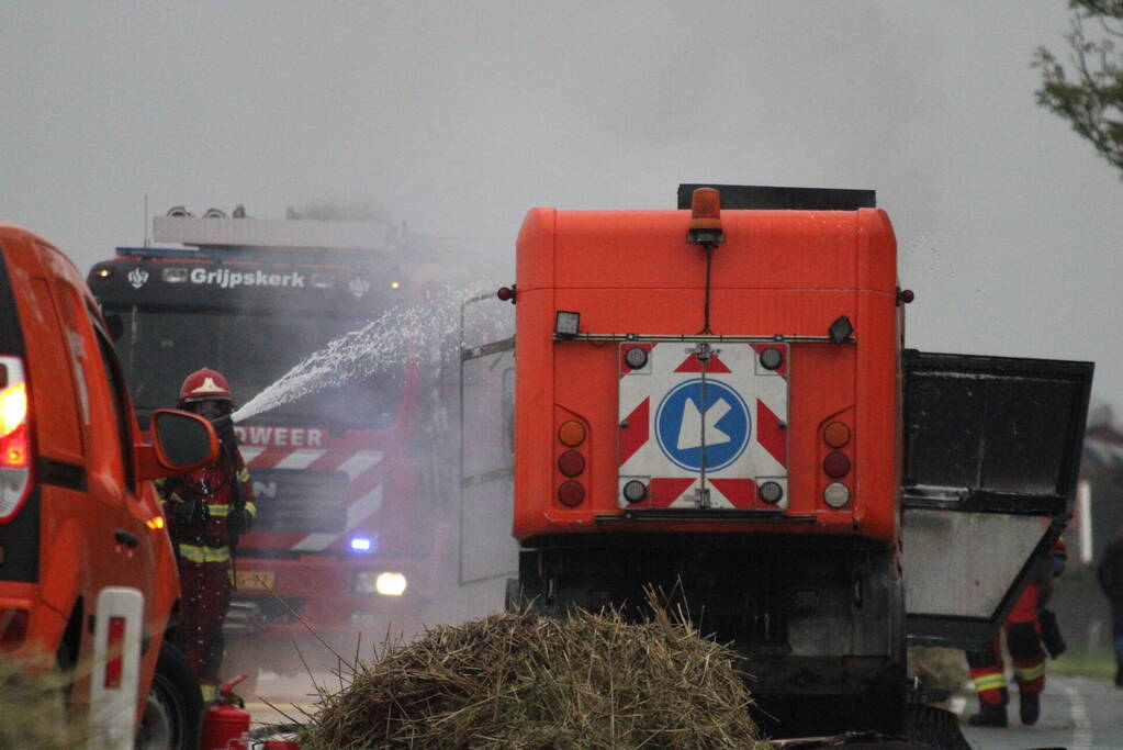 Brandende veegwagen geblust