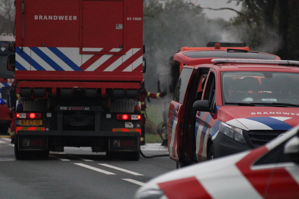 Brandende veegwagen geblust