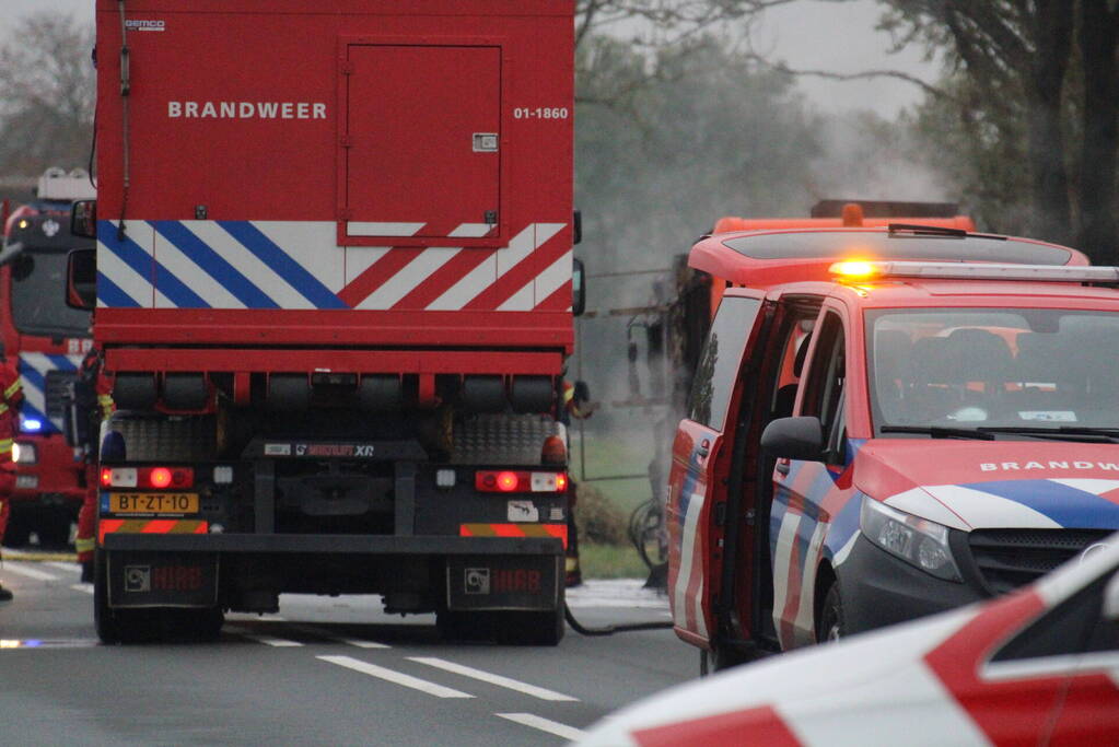 Brandende veegwagen geblust