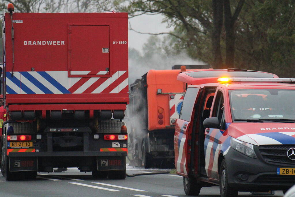 Brandende veegwagen geblust