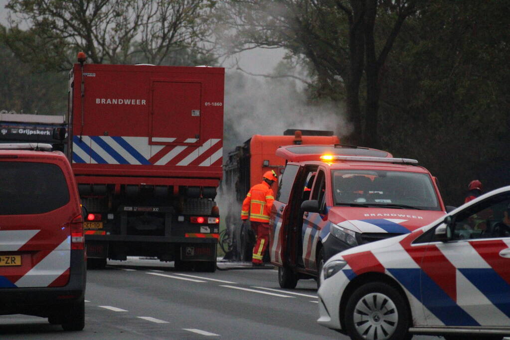 Brandende veegwagen geblust