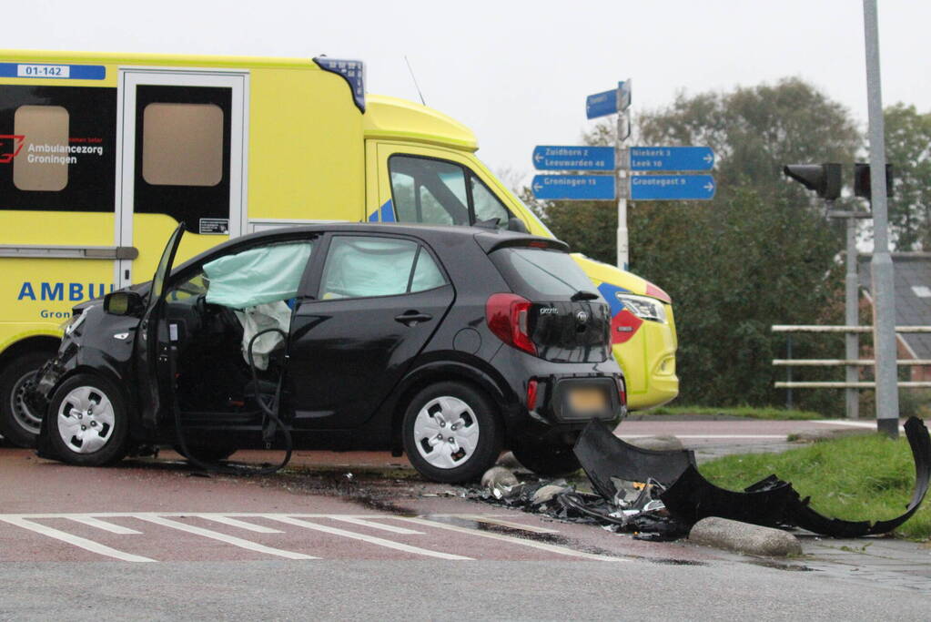 Ravage na botsing op kruising, auto belandt in kanaal