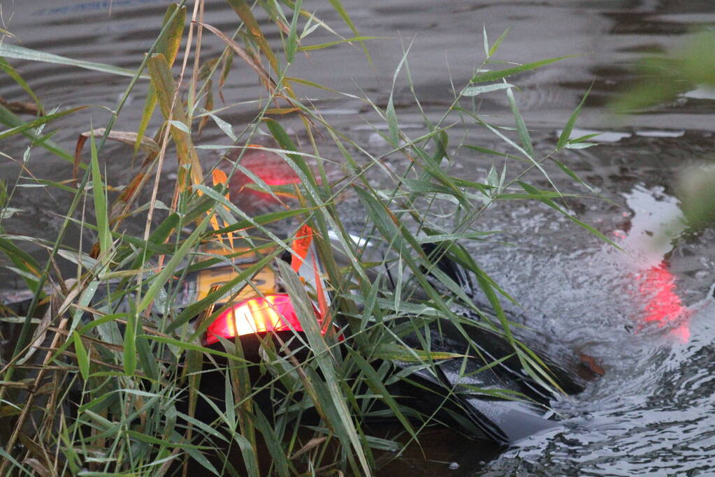 Ravage na botsing op kruising, auto belandt in kanaal