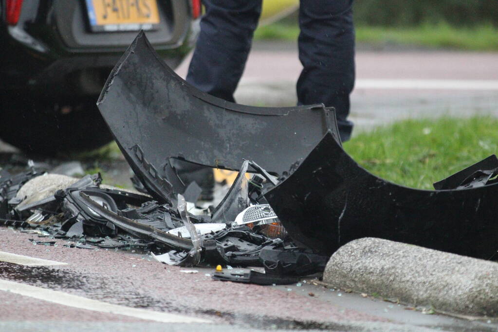 Ravage na botsing op kruising, auto belandt in kanaal