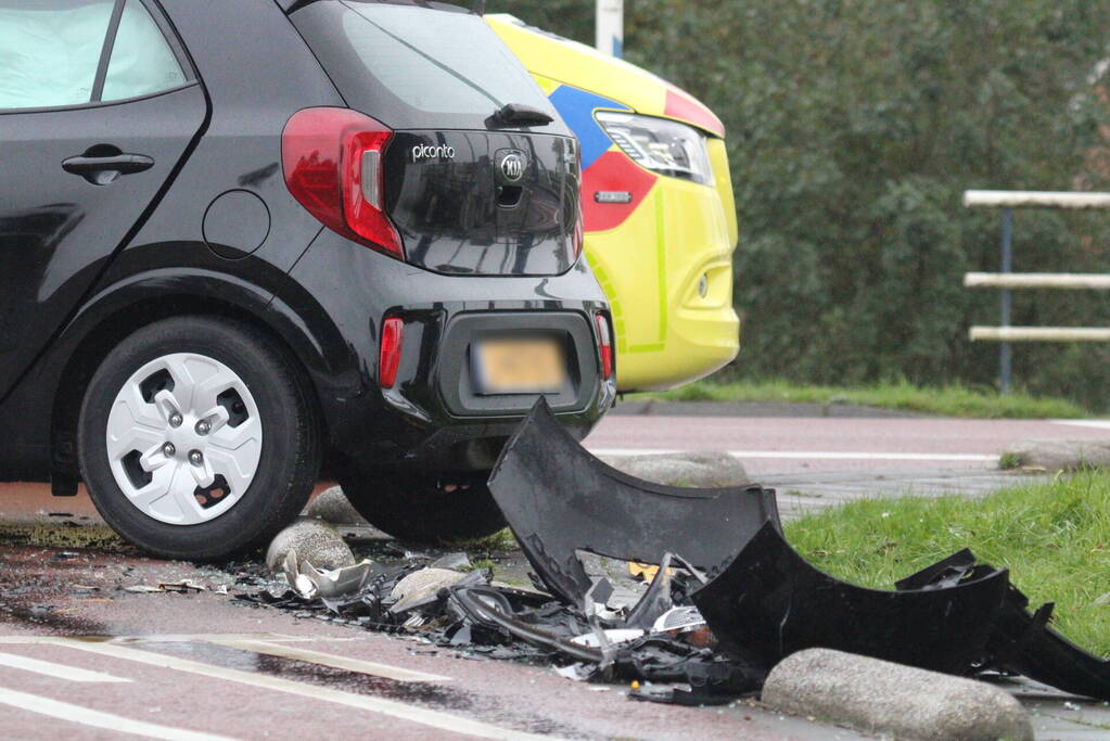 Ravage na botsing op kruising, auto belandt in kanaal