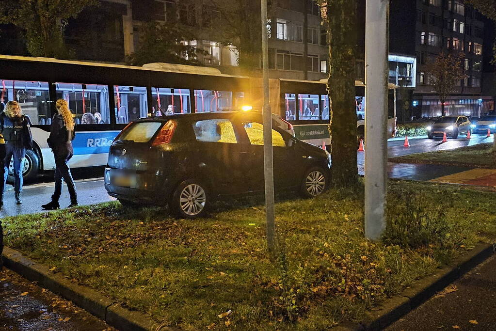 Bestuurder gewond bij botsing tegen boom