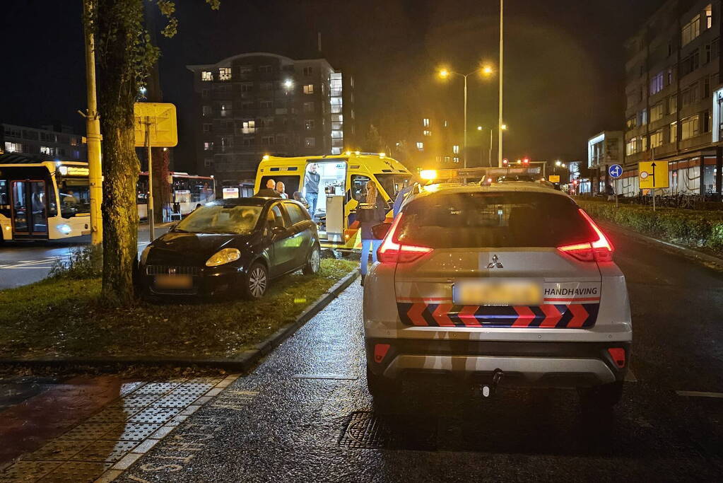 Bestuurder gewond bij botsing tegen boom