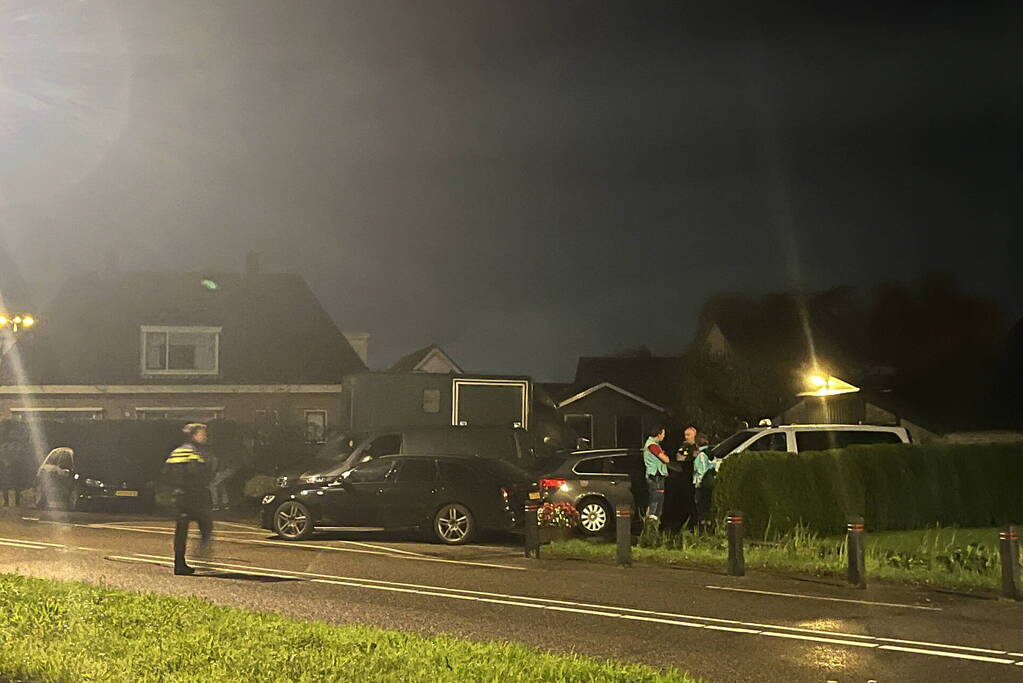 Politie valt woning binnen, verward persoon naar ziekenhuis