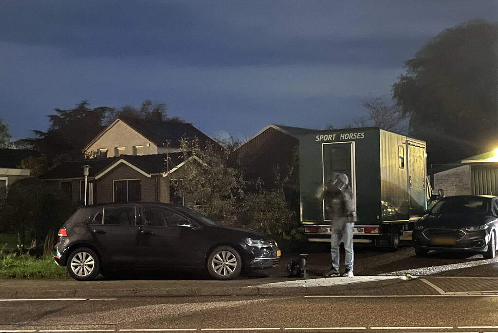 Politie valt woning binnen, verward persoon naar ziekenhuis