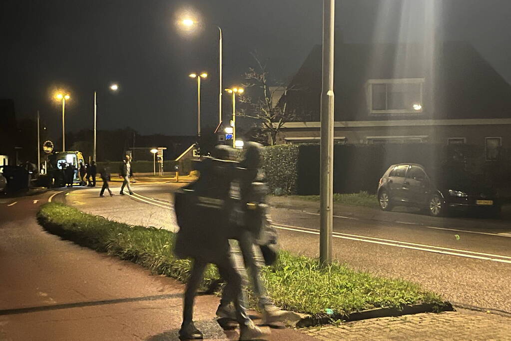 Politie valt woning binnen, verward persoon naar ziekenhuis