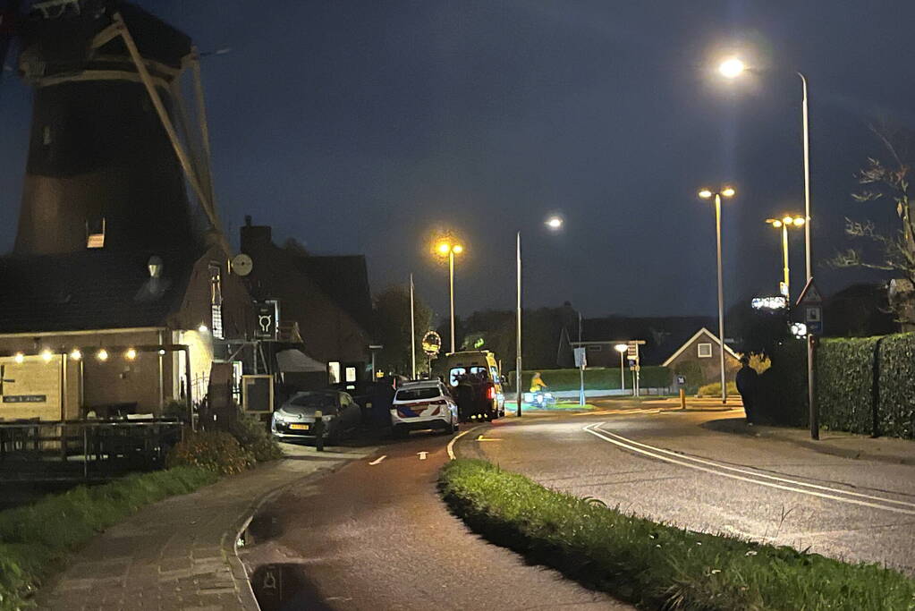 Politie valt woning binnen, verward persoon naar ziekenhuis