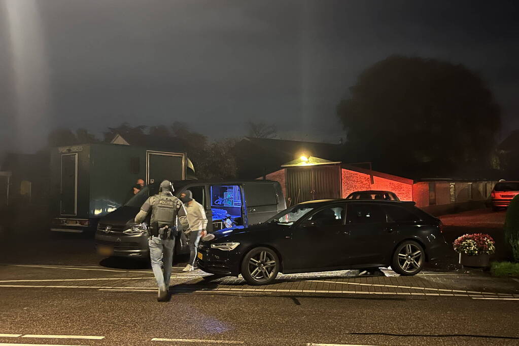 Politie valt woning binnen, verward persoon naar ziekenhuis