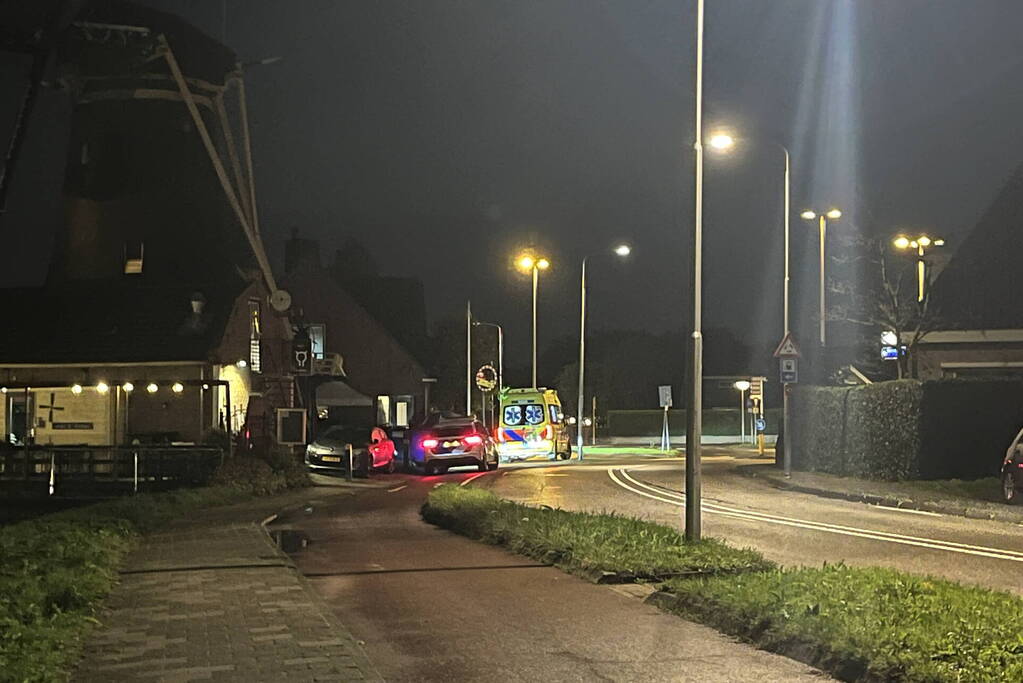 Politie valt woning binnen, verward persoon naar ziekenhuis