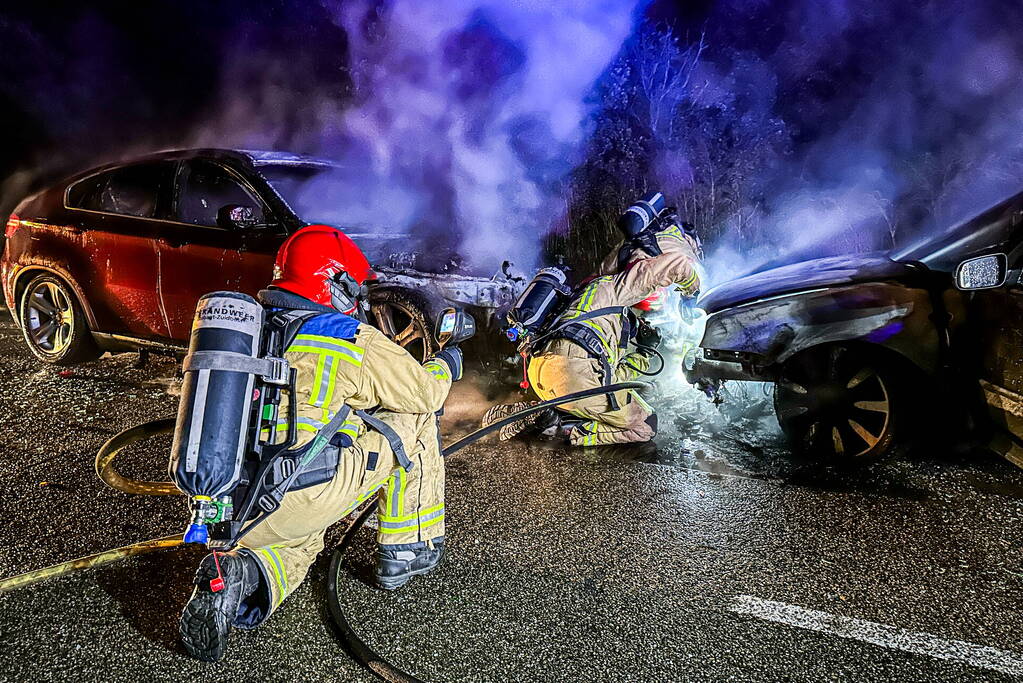 Twee geparkeerde auto's uitgebrand