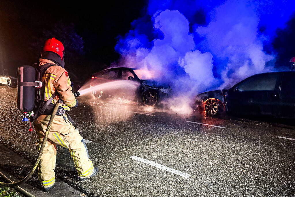 Twee geparkeerde auto's uitgebrand