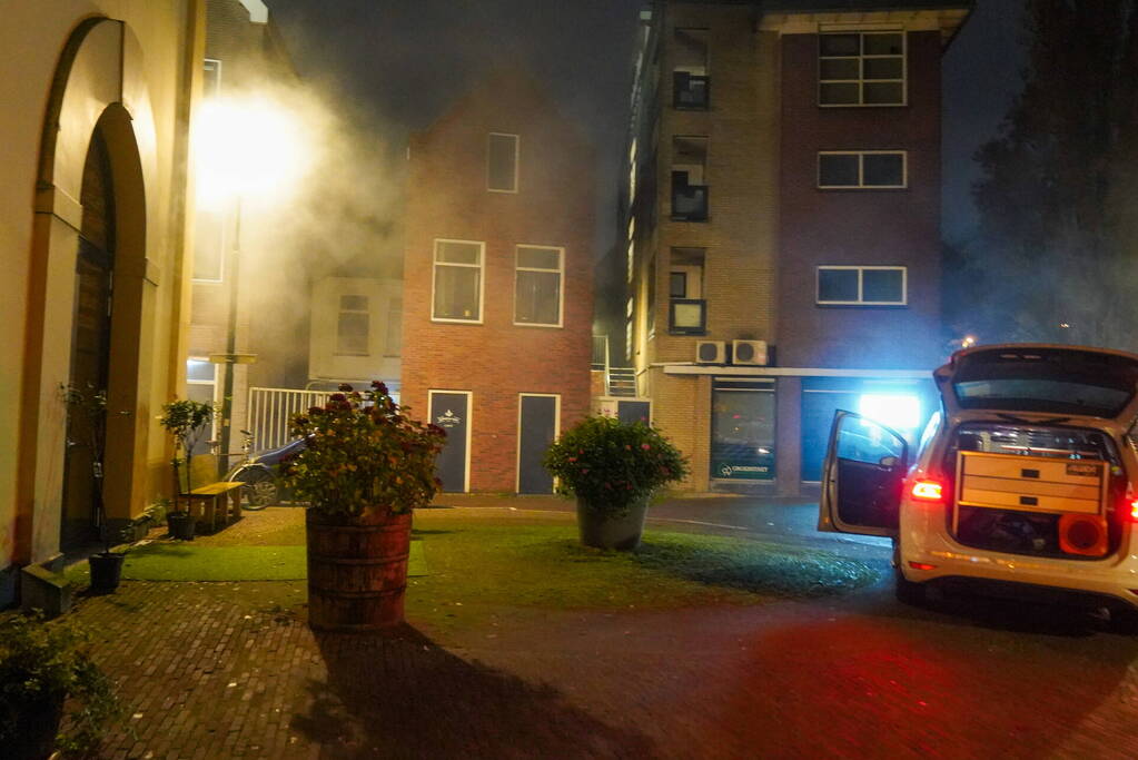 Rookontwikkeling door brand bij ondergrondse container