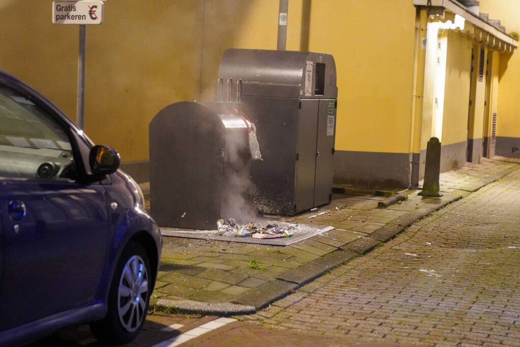 Rookontwikkeling door brand bij ondergrondse container