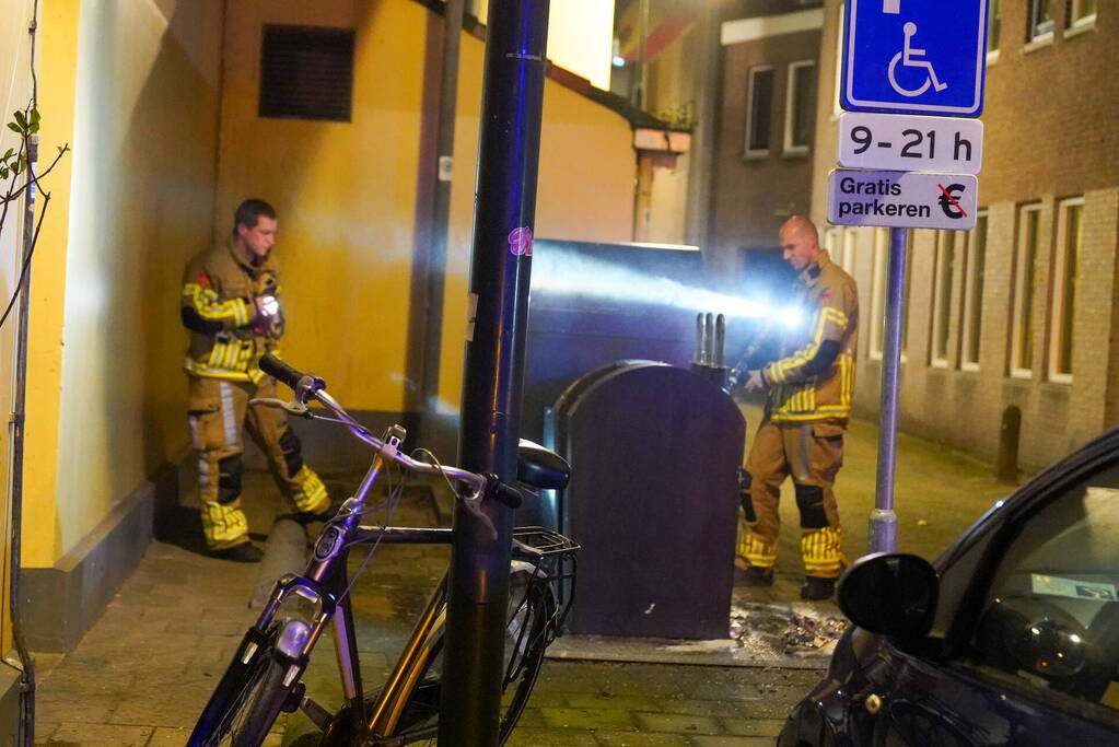 Rookontwikkeling door brand bij ondergrondse container