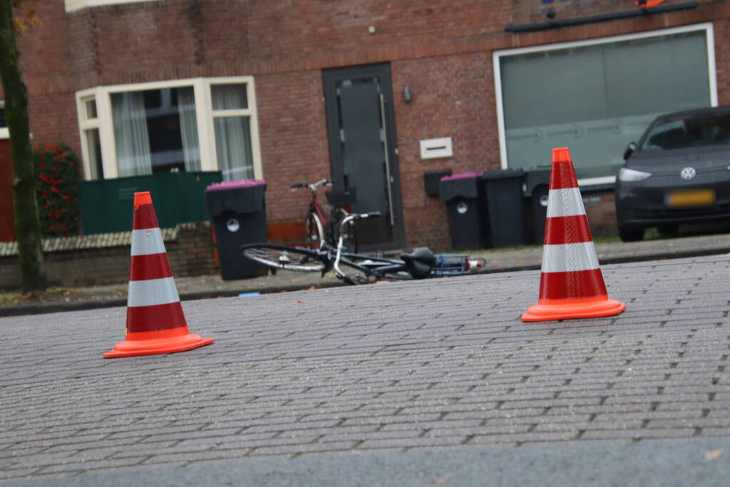 Automobilist rijdt door na botsing met fietser