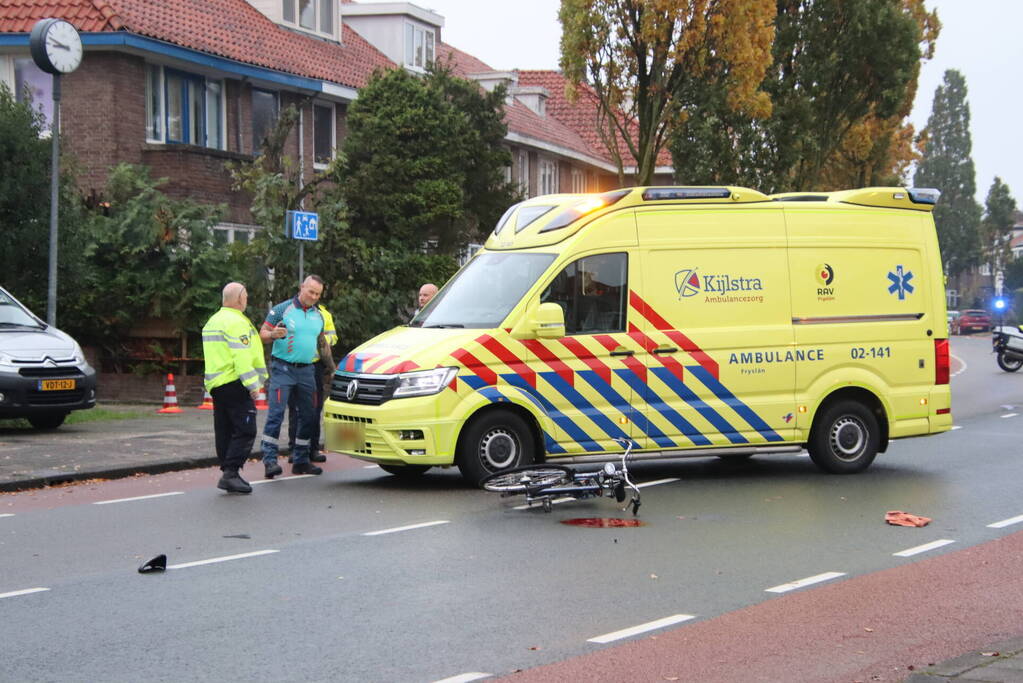 Automobilist rijdt door na botsing met fietser