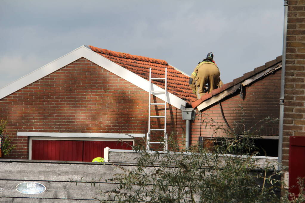 Brand in auto slaat over naar garage