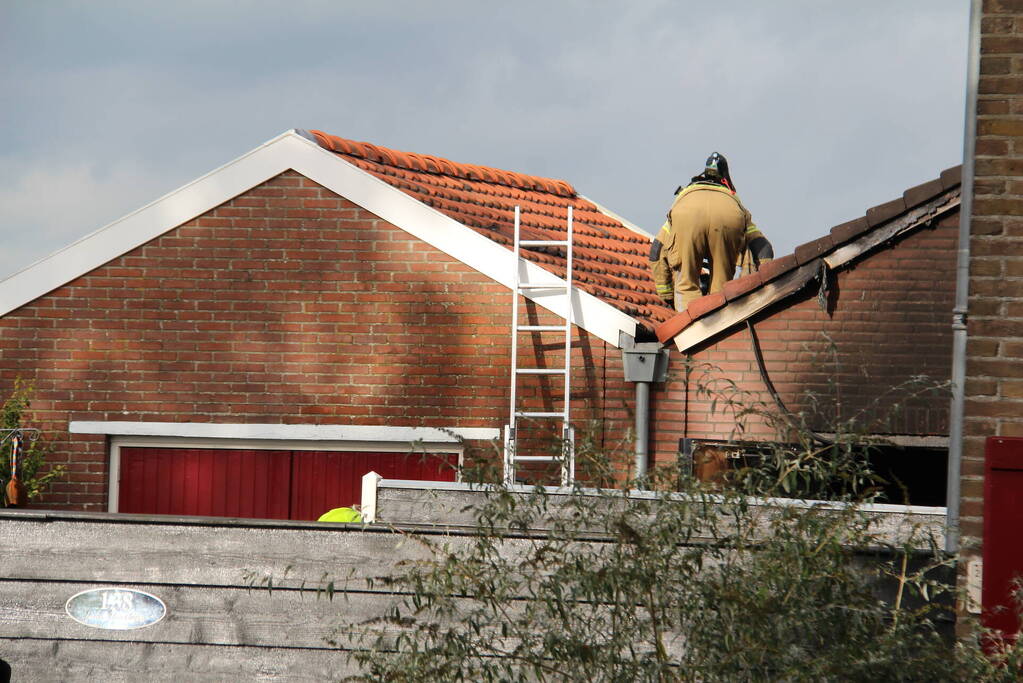 Brand in auto slaat over naar garage