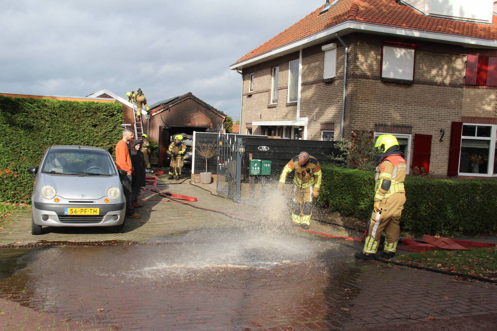 Brand in auto slaat over naar garage