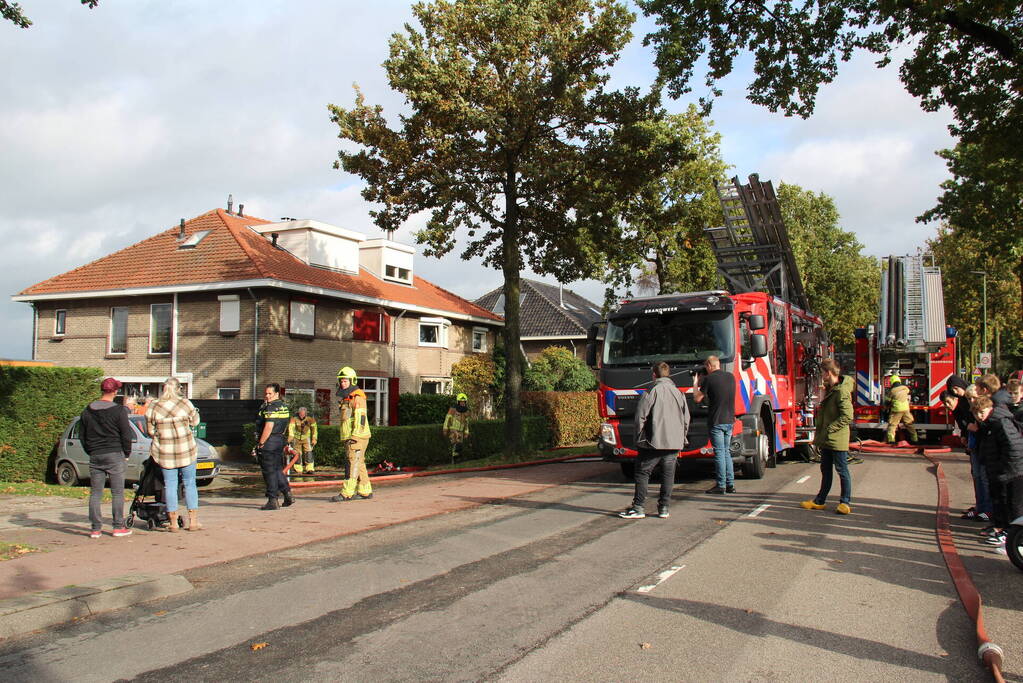 Brand in auto slaat over naar garage