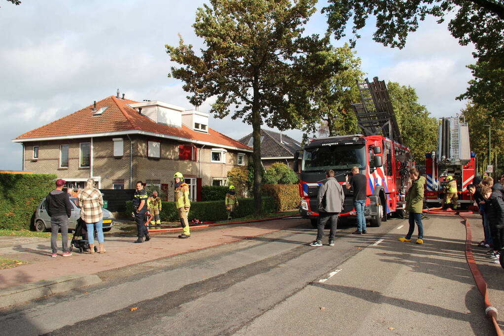 Brand in auto slaat over naar garage