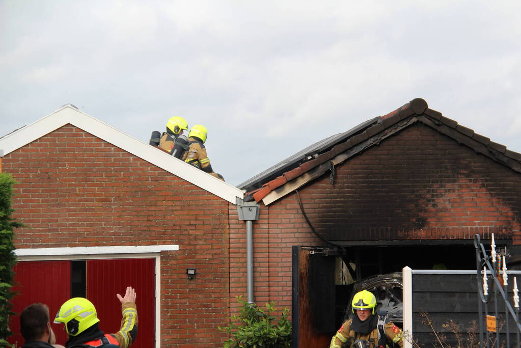 Brand in auto slaat over naar garage