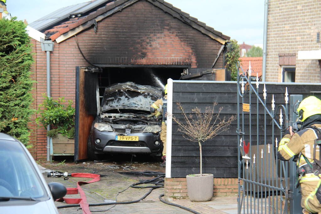 Brand in auto slaat over naar garage