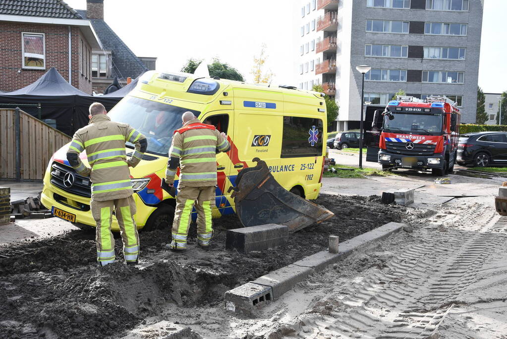 Ambulance met spoed rit rijdt zicht vast