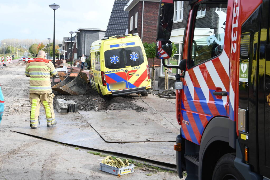 Ambulance met spoed rit rijdt zicht vast