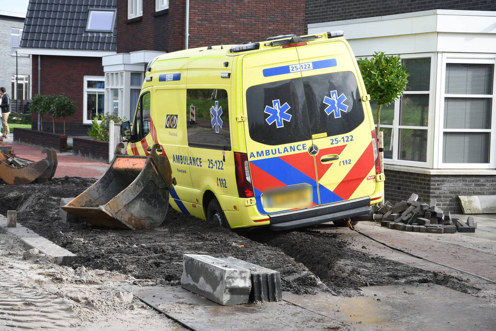 Ambulance met spoed rit rijdt zicht vast