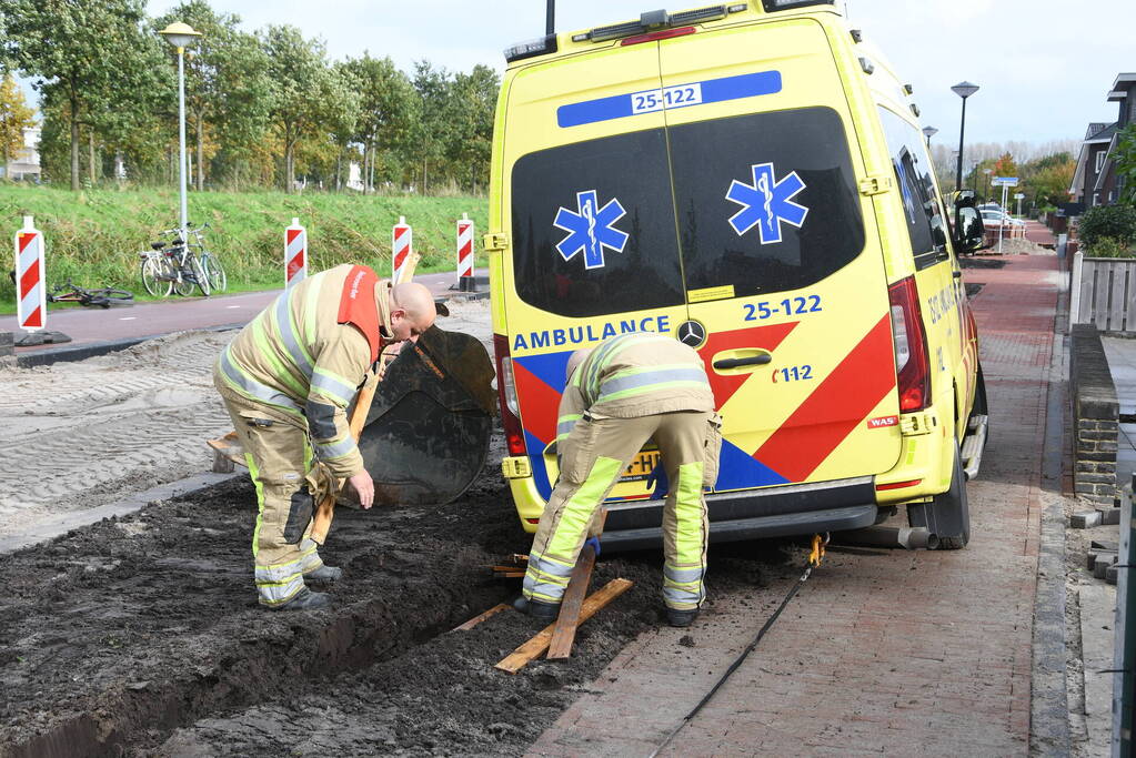 Ambulance met spoed rit rijdt zicht vast