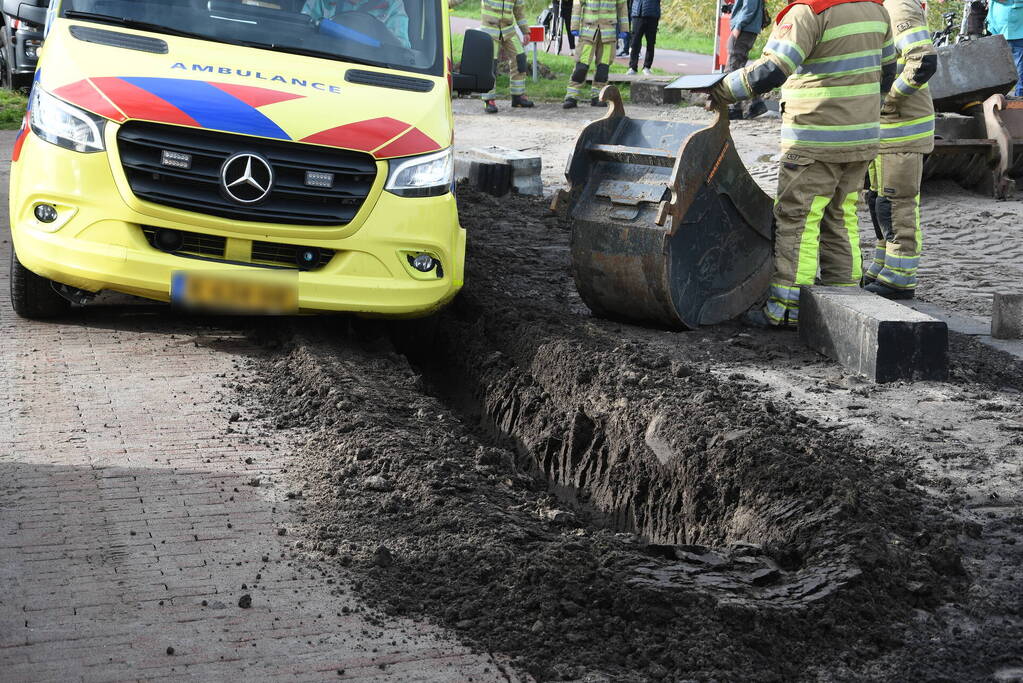 Ambulance met spoed rit rijdt zicht vast