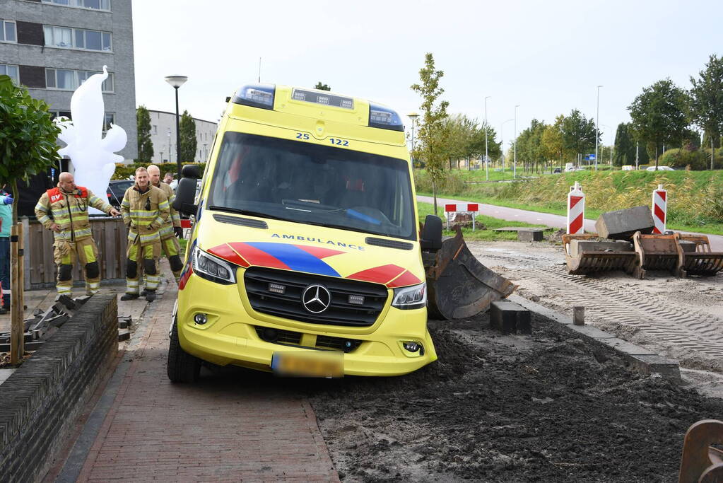 Ambulance met spoed rit rijdt zicht vast