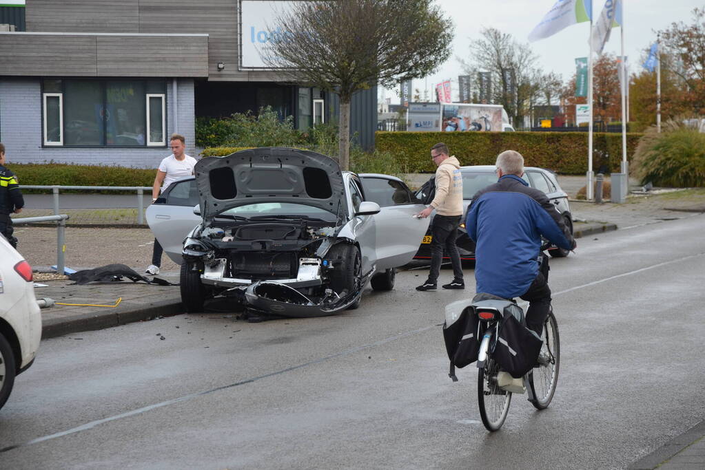 Personenauto klapt op lantaarnpaal