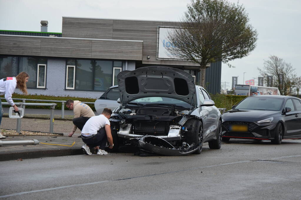 Personenauto klapt op lantaarnpaal