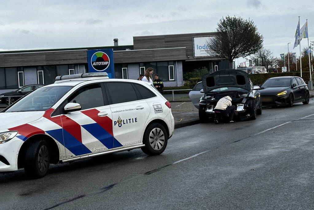 Personenauto klapt op lantaarnpaal