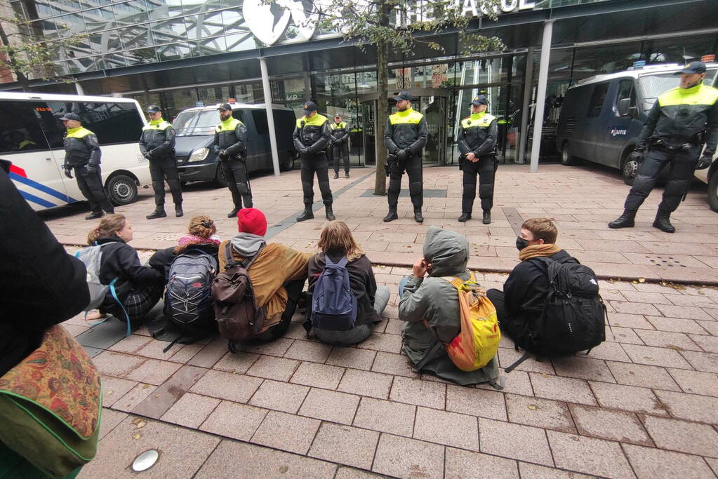 Bezetting in het Haags WTC tijdens landelijk woonprotest