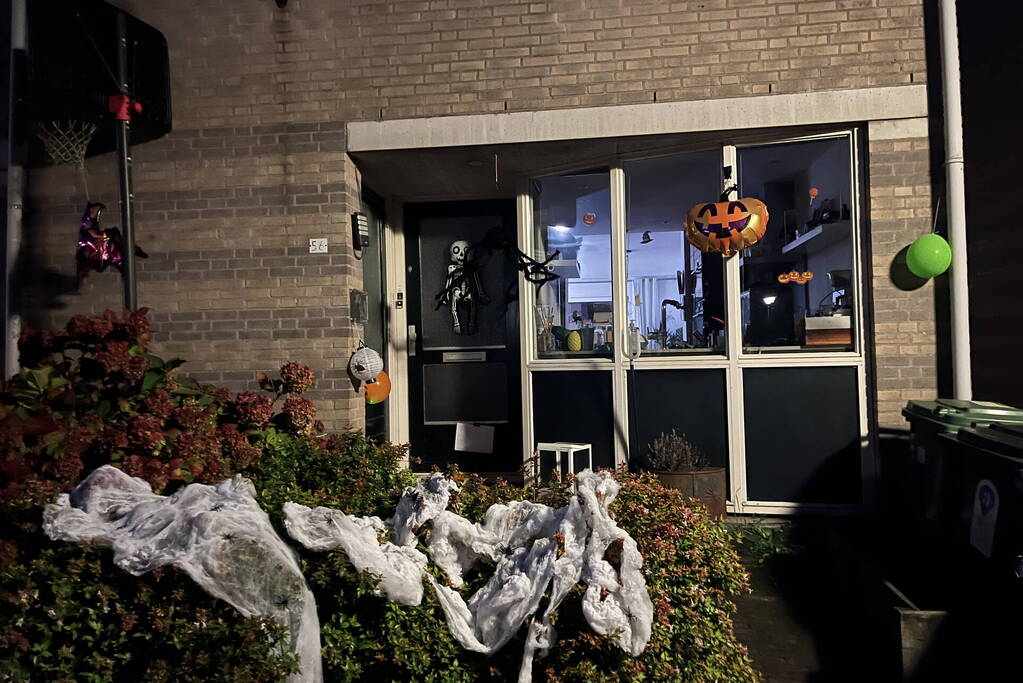 Veel mensen de straat op voor enge Halloweentocht