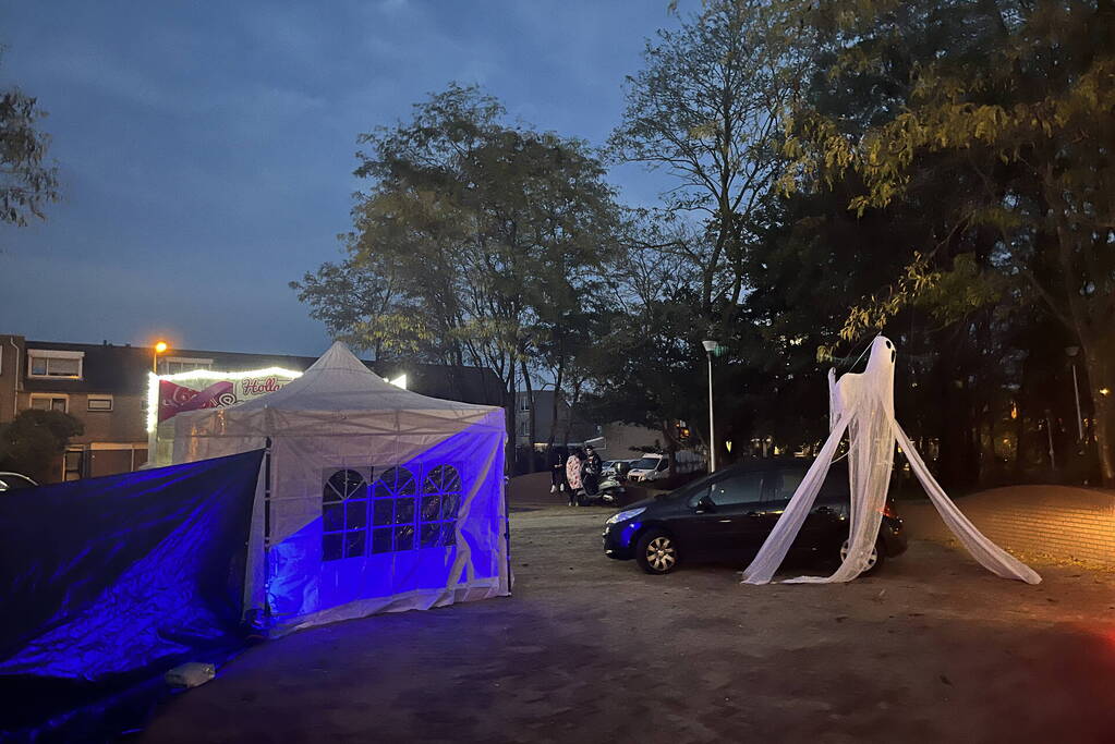 Veel mensen de straat op voor enge Halloweentocht