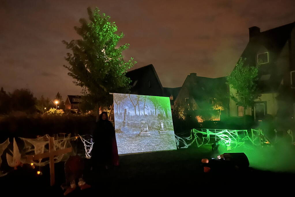 Veel mensen de straat op voor enge Halloweentocht